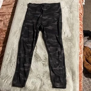 Athleta Ultimate Camo 7/8 Tight Leggings